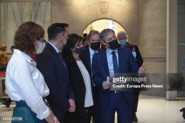 The president of the Parliament, Jesus Maria Garcia , and the president of the Government of La Rioja, Concha Andreu , listen to the explanation of...