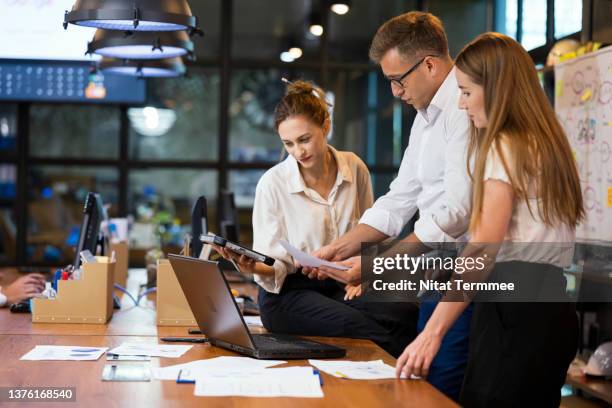 the product life cycle research and revisited. product development team is reviewing of product and service life cycle to improve business grown in the modern office. - overdracht business mensen stockfoto's en -beelden