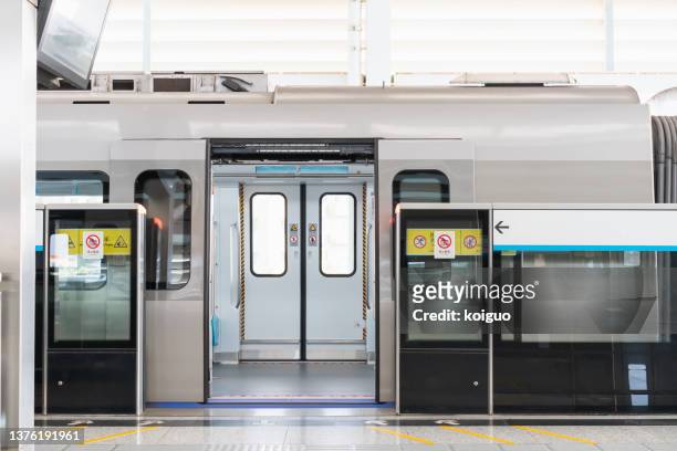subway car with open door - vagón fotografías e imágenes de stock