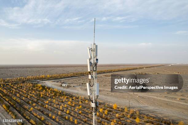 cellular communications tower - 5g fotografías e imágenes de stock