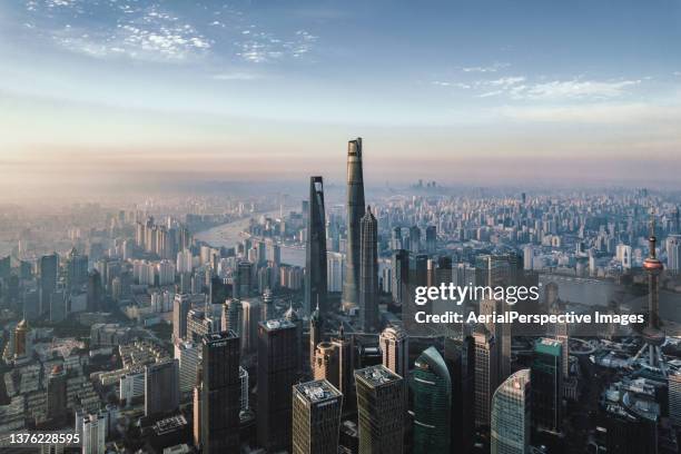 shanghai skyline at sunrise - shanghai tower shanghai stock-fotos und bilder