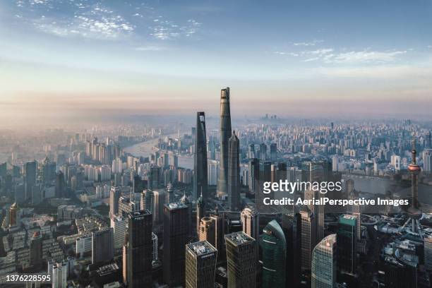 shanghai skyline at sunrise - shanghai business stockfoto's en -beelden