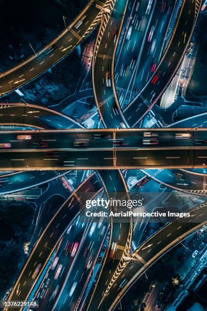 top view of overpass and road intersection at night - crossroad top view stockfoto's en -beelden