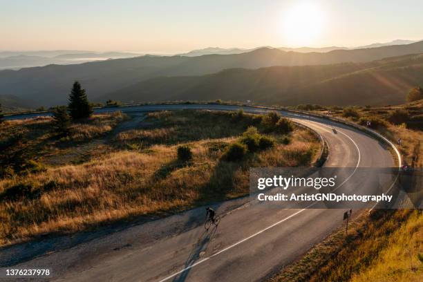 biker riding on sunset. - bicicleta de corrida imagens e fotografias de stock