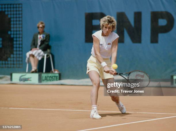 Chris Evert Lloyd from the United States plays a doublehanded backhand return against compatriot Martina Navratilova during their Women's Singles...