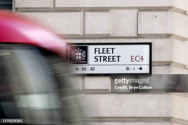 fleet street sign and red bus - fleet street stock pictures, royalty-free photos & images