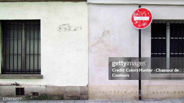 old  buildings facades with sidewalk and road sign in paris - do not enter sign stock-fotos und bilder