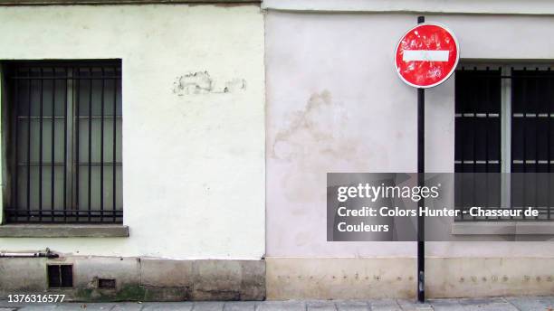 old  buildings facades with sidewalk and road sign in paris - france et panneaux de signalisation photos et images de collection