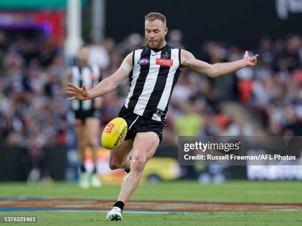 Tom Mitchell of the Magpies kicks the ball during the 2023 AFL Round 16 match between the Gold Coast Suns and the Collingwood Magpies at Heritage...