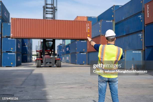 Loading Representative Contractor Loading Truck Photos and Premium High Res Pictures - Getty ...