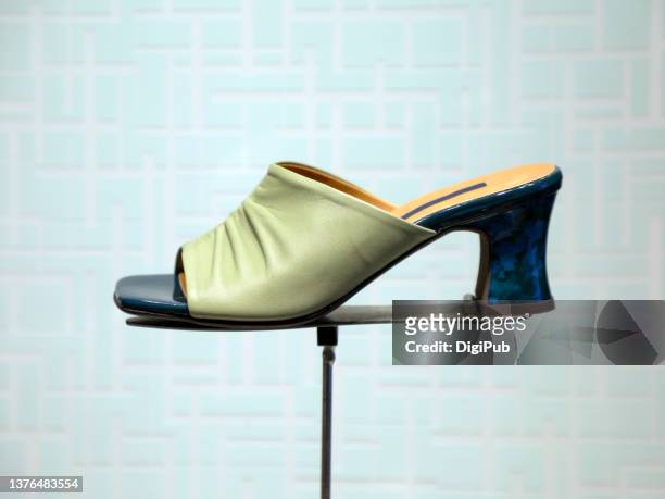 women’s shoe - groene schoen stockfoto's en -beelden