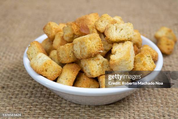 toasted croutons of bread - croûton photos et images de collection