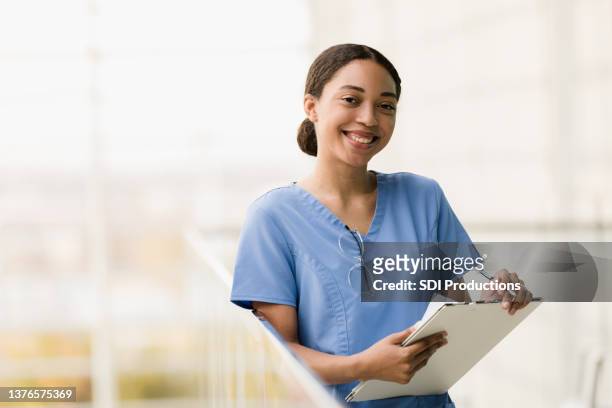 medizinstudentin lächelt vor dem unterricht in die kamera - pflege stock-fotos und bilder