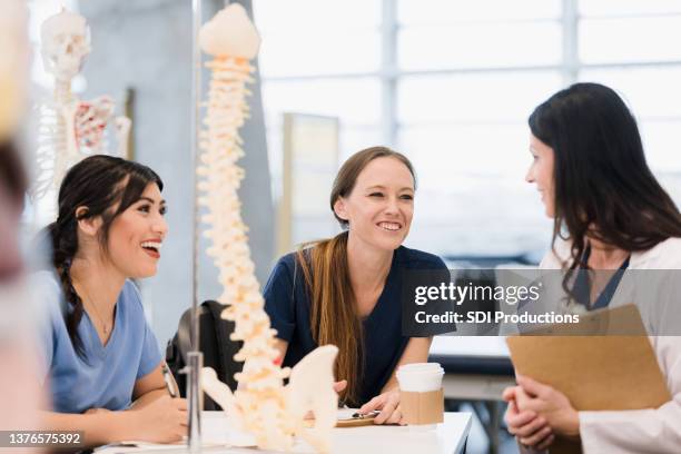 las estudiantes de enfermería disfrutan del tiempo con la profesora - fisiología fotografías e imágenes de stock