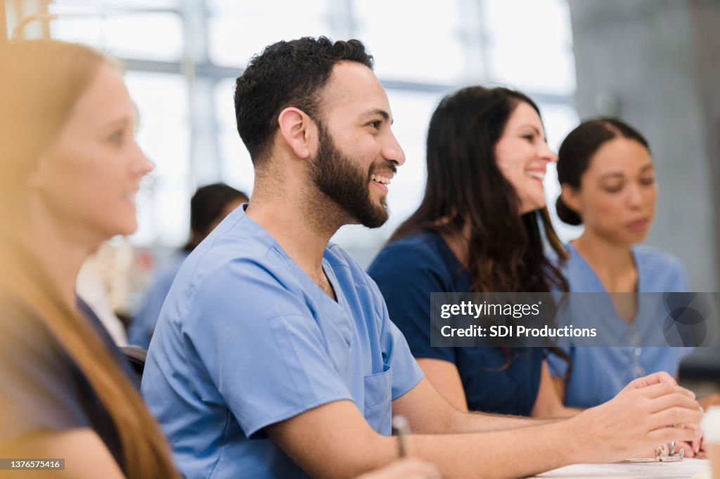 Vielfältige Klasse von Praktikanten hört Vortrag