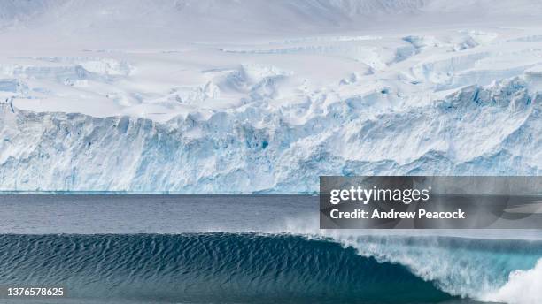 una gran ola rompiente se formó a partir de un evento de parto glacial en el puerto de neko, península antártica. - tsunami fotografías e imágenes de stock