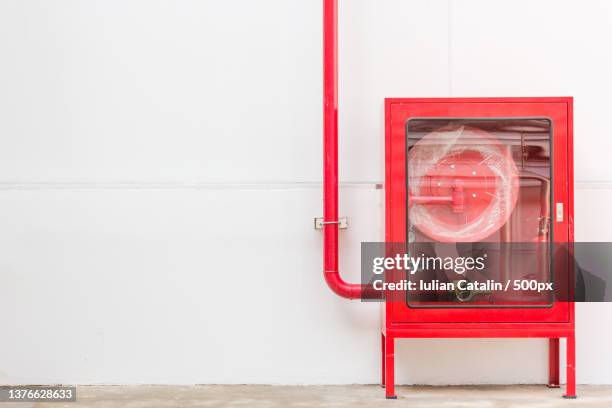 red fire hose cabinet and extinguisher - red tube 個照片及圖片檔