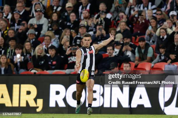 Nick Daicos of the Magpies kicks the ball during the 2023 AFL Round 16 match between the Gold Coast Suns and the Collingwood Magpies at Heritage Bank...