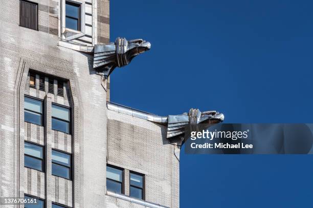 close up view of decorations on the iconic chrysler building in new york - chrysler building stockfoto's en -beelden