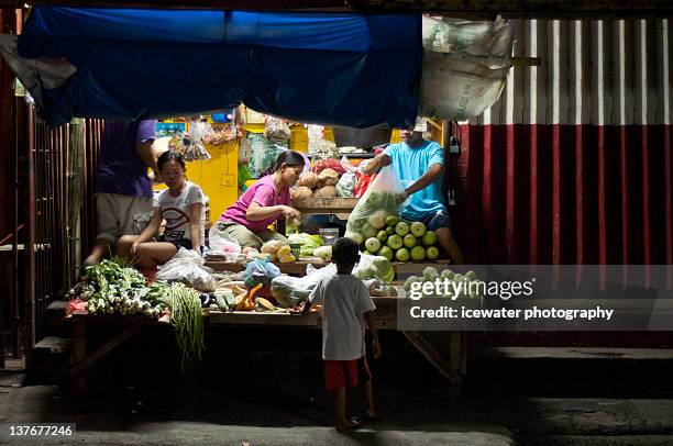 view of vegetable market - philippines women fotografías e imágenes de stock