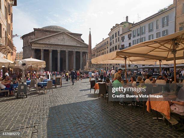 tourists in outside restaurant at pantheon - pantheon stock-fotos und bilder