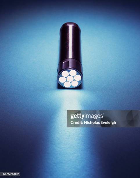 led flashlight - flashlight stockfoto's en -beelden