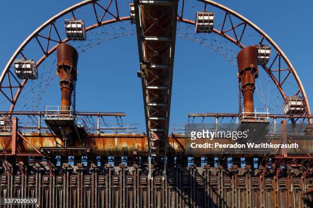 old rusty machine with complex vault, pipeline and utilities in former coal mine. - ruhr stock-fotos und bilder
