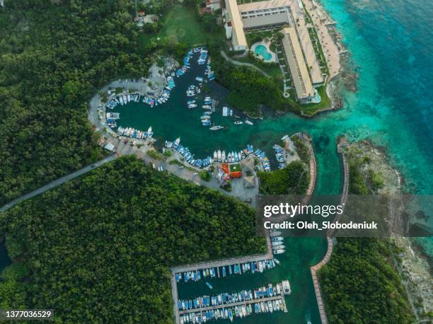 luftaufnahme des hafens auf der insel im karibischen meer - quintana roo stock-fotos und bilder