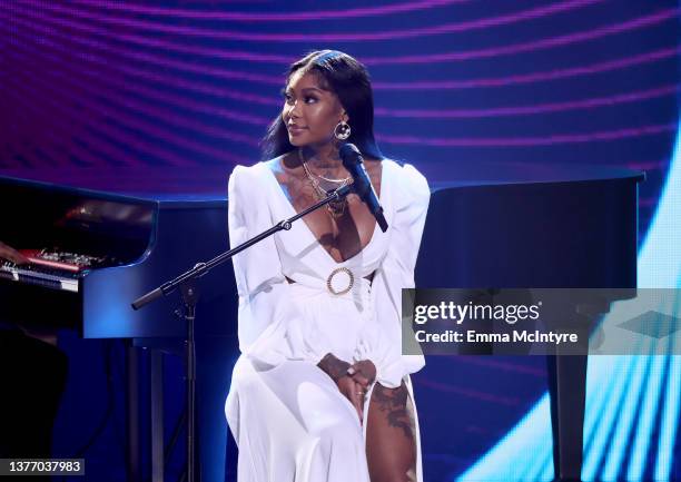 Honore Summer Walker performs onstage during Billboard Women in Music 2022 at YouTube Theater on March 02, 2022 in Inglewood, California.
