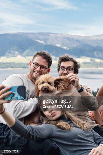freunde machen ein selfie mit ihrem hund bei einem glamping in den bergen - hundeartige stock-fotos und bilder
