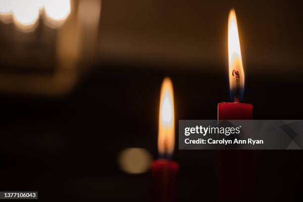 pair of red taper candles at a restaurant for romantic dinner - mesa-para-dos fotografías e imágenes de stock