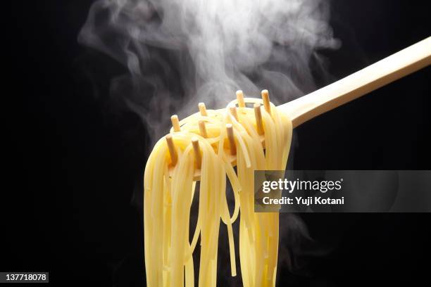 a pasta and steam - boiled stockfoto's en -beelden