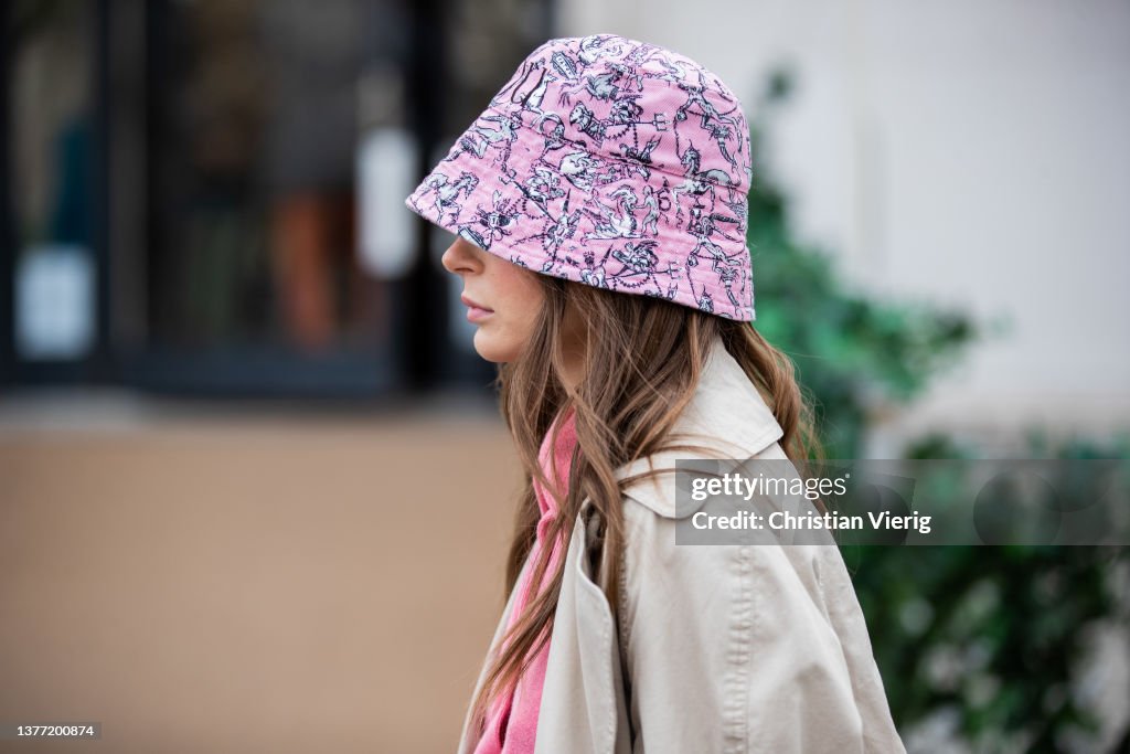 Street Style : Day Three - Paris Fashion Week - Womenswear F/W 2022-2023