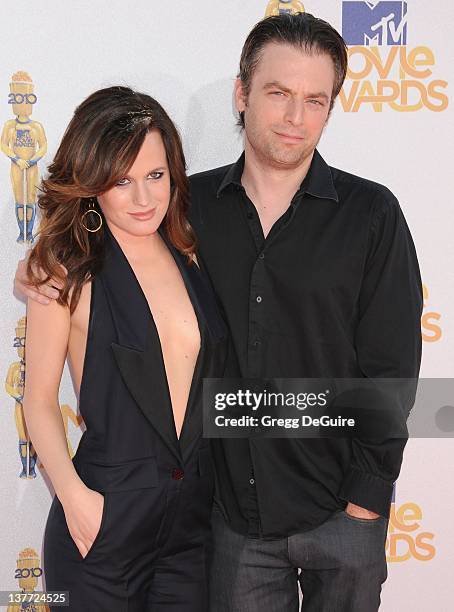 Elizabeth Reaser and Justin Kirk attend the 2010 MTV Movie Awards at the Gibson Amphitheatre on June 6, 2010 in Universal City, California.