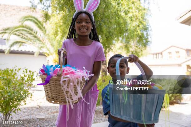 easter family fun - easter egg hunt outside stock pictures, royalty-free photos & images