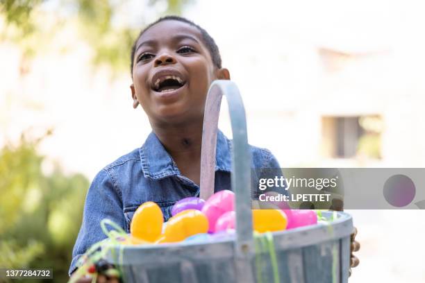 ostern familienspaß - easter egg hunt stock-fotos und bilder