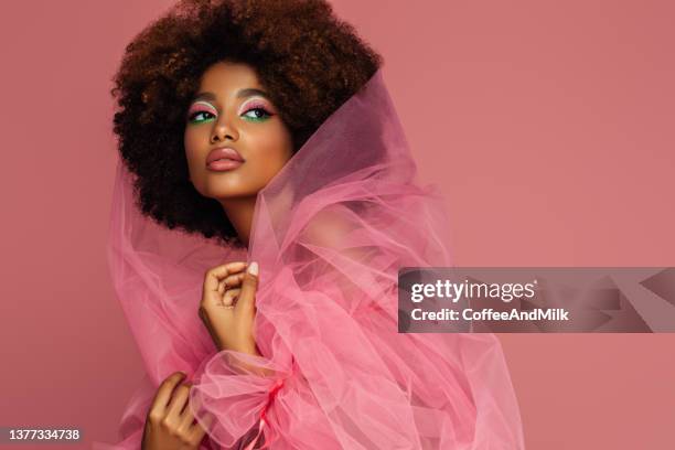 bella donna afro con trucco luminoso - vestito da sera femminile foto e immagini stock