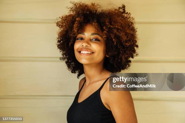 beautiful afro woman with perfect make-up outdoors - gekruld haar stockfoto's en -beelden