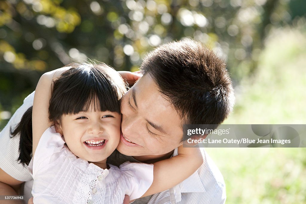 Joven Padre e hija al aire libre