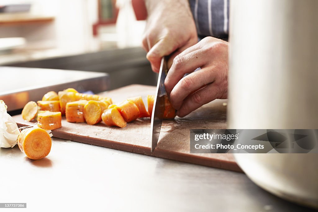 シェフのクローズアップ、ニンジン clam sauce