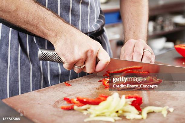 chef chopping vegetables in kitchen - voedselbereiding stockfoto's en -beelden