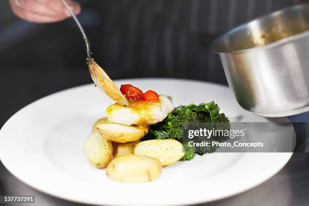 chefkoch die zubereitung von speisen in der küche - food plating stock-fotos und bilder