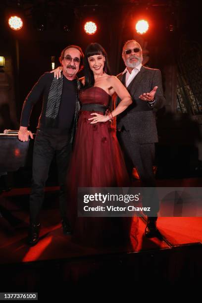 Raúl di Blasio, Francisco Céspedes and Susana Zabaleta perform on stage during the showcase of 'Se Me Antoja Tu Vida' at Hotel Geneve on March 02,...