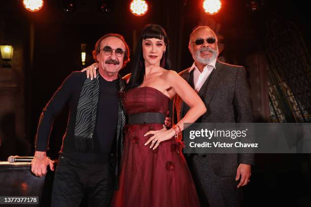 Raúl di Blasio, Francisco Céspedes and Susana Zabaleta perform on stage during the showcase of 'Se Me Antoja Tu Vida' at Hotel Geneve on March 02,...