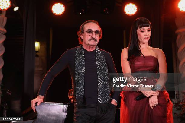 Raúl di Blasio and Susana Zabaleta perform on stage during the showcase of 'Se Me Antoja Tu Vida' at Hotel Geneve on March 02, 2022 in Mexico City,...