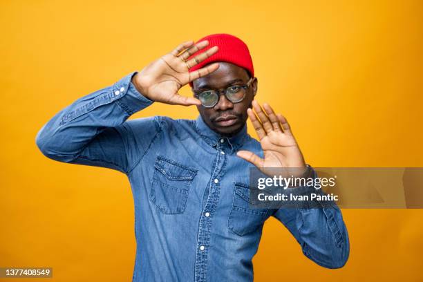 retrato de um belo modelo afro-americano posando em um estúdio profissional - modern manhood - fotografias e filmes do acervo