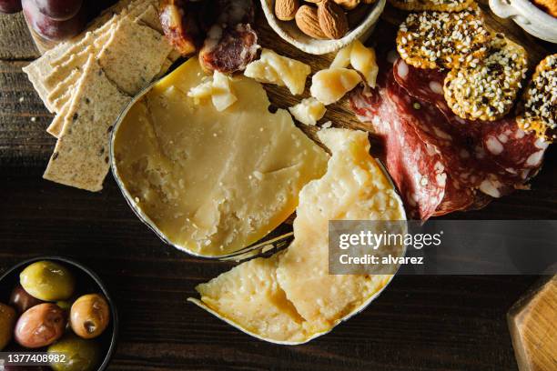 käse- und fleischplatte auf holztisch. - sesam stock-fotos und bilder