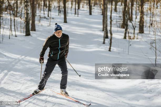 homem sênior esquiando na natureza - nordic skiing event - fotografias e filmes do acervo