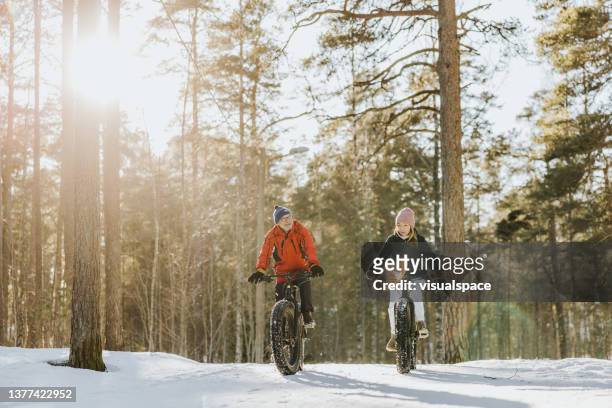 vater und tochter fatbiking in der natur - wintersport stock-fotos und bilder