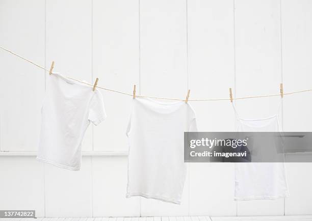 shirts hanging on clothesline - tシ�ャツ　無人 ストックフォトと画像